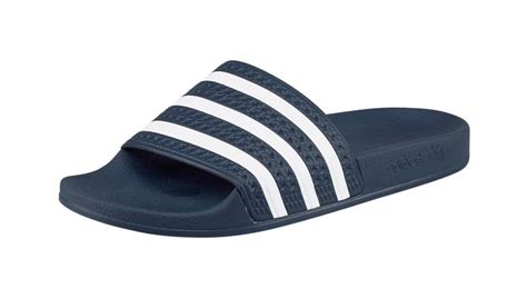 zweetvoeten in adidas slippers|Adidas bad slippers.